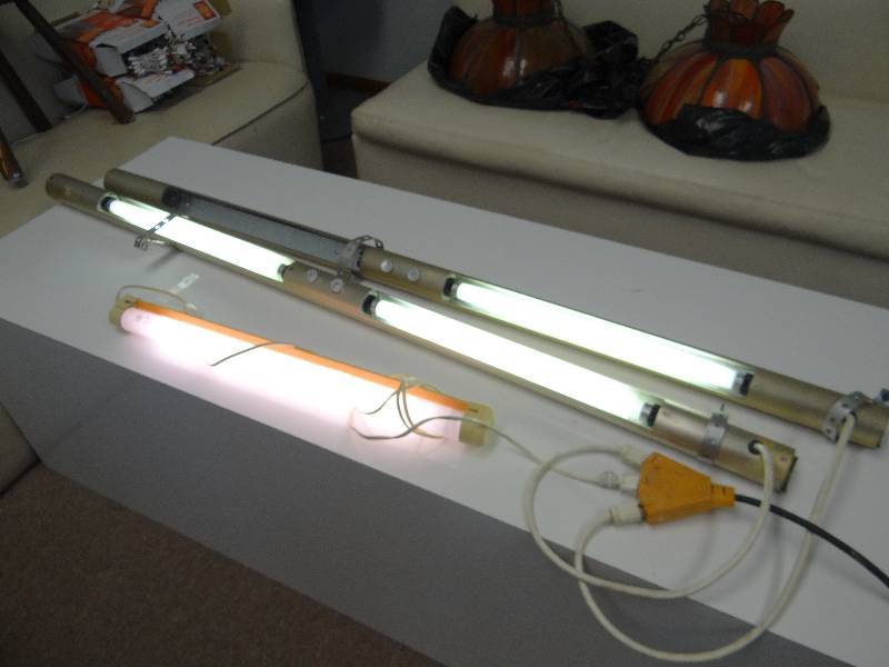 lot 2904 image: Assorted Florescent Lighting Strips