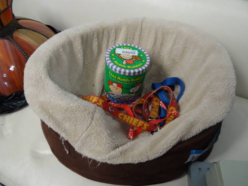 lot 2913 image: Assorted Lot of Dog Beds w Leashes