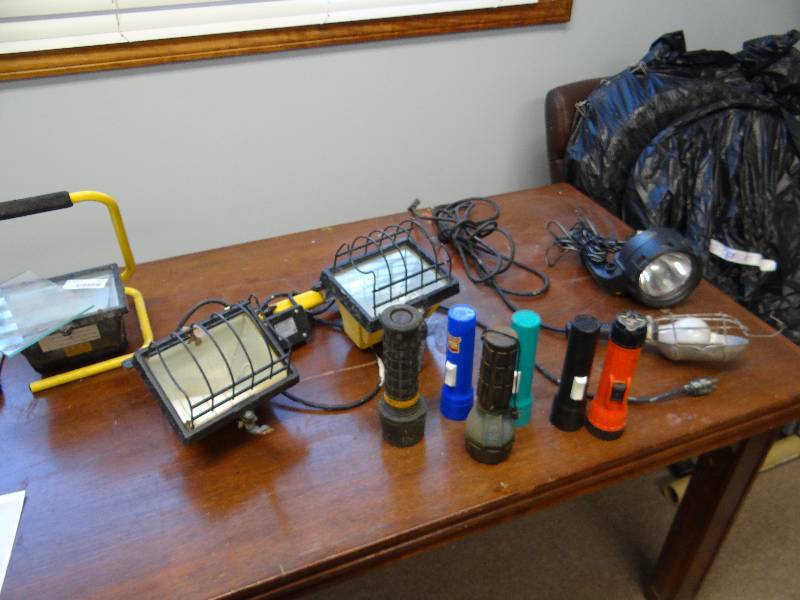 lot 2918 image: Assorted Lot of Portable Halogen Work Lights And Flashlights