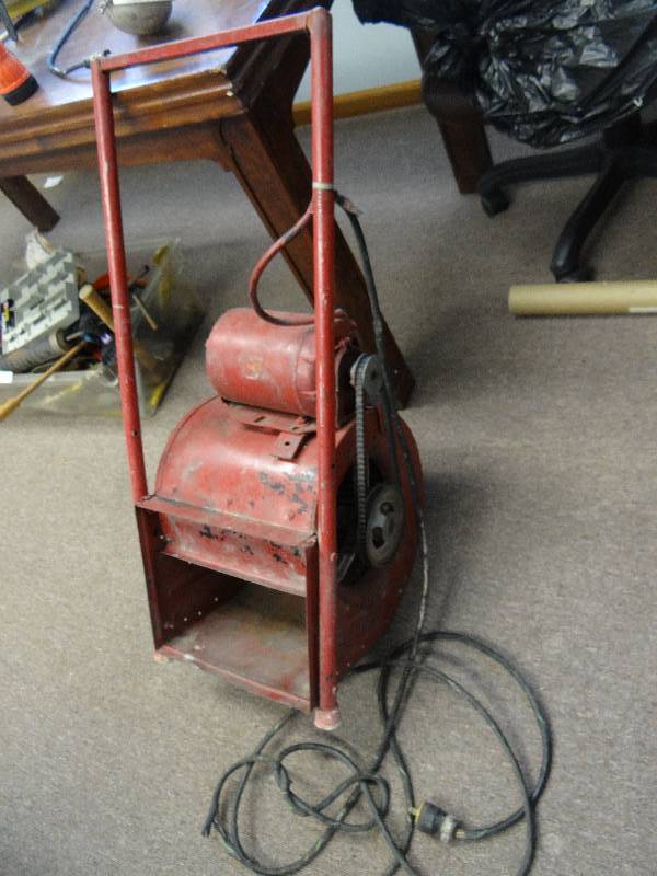 lot 2921 image: Heavy Duty Upright Floor Blower Fan