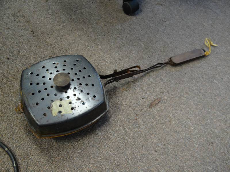 lot 2926 image: Vintage Perforated Top Cooking Pan