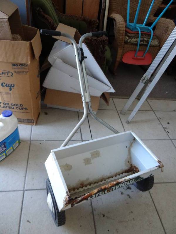 lot 2928 image: Greenview Lawn & Garden Classic Yard Seeder