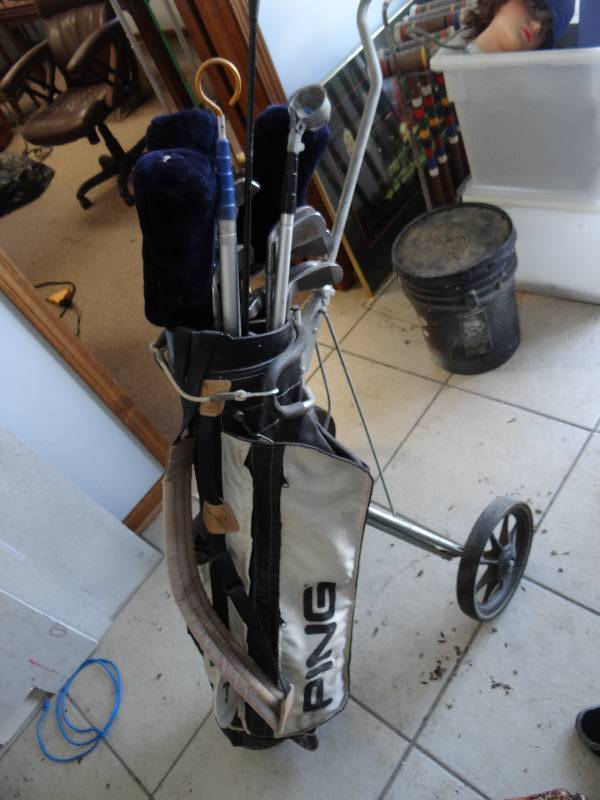 lot 2929 image: Fox Bat Golf Club And Driver Set And Bag w Heritage Collapsible Caddy Cart