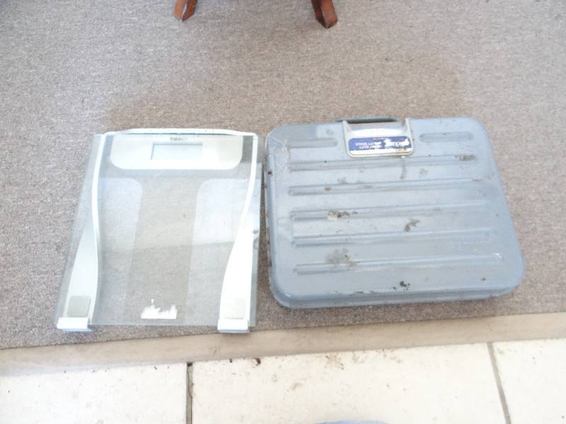 lot 2931 image: (2) Household Weighing Scales