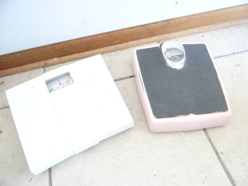 lot 2932 image: (2) Household Weighing Scales