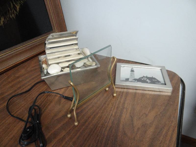 lot 2936 image: (4) Decorative Table top Pictures Frame And Fountain