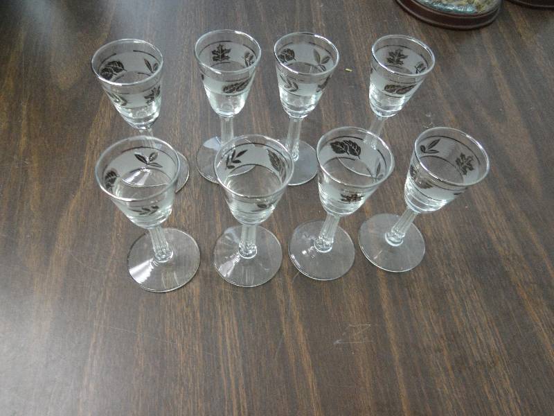 lot 2946 image: (8) Decorative Leaf Stemmed Shot Glasses