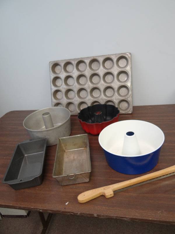 lot 2951 image: Assorted lot of (3) Bunt Pans w Bread Knife (2) Bread Pans And Muffin Pan
