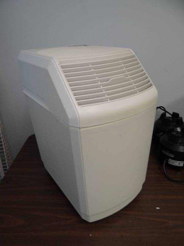lot 2955 image: Essick Free Standing Humidifier on Casters