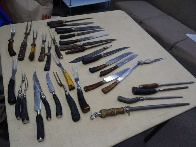 lot 2956 image: Large Assorted Lot of Cutlery Knifes