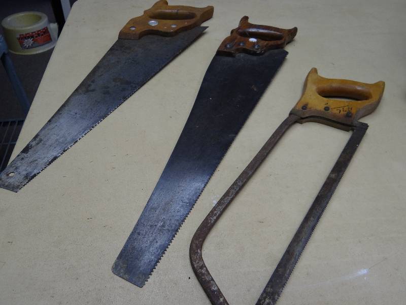 lot 2960 image: (3) Assorted Hand Operated Vintage Cutting Saws