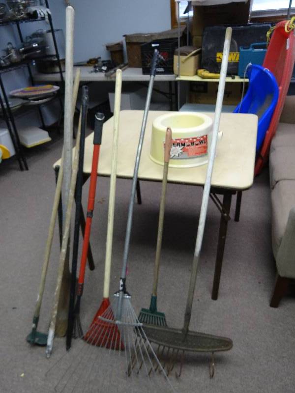 lot 2965 image: Lot of Assorted Yard Tools