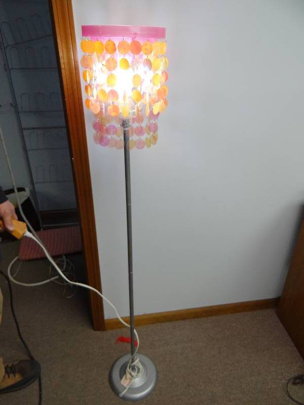lot 2511 image: Upright Free Standing Decorative Pole Lamp