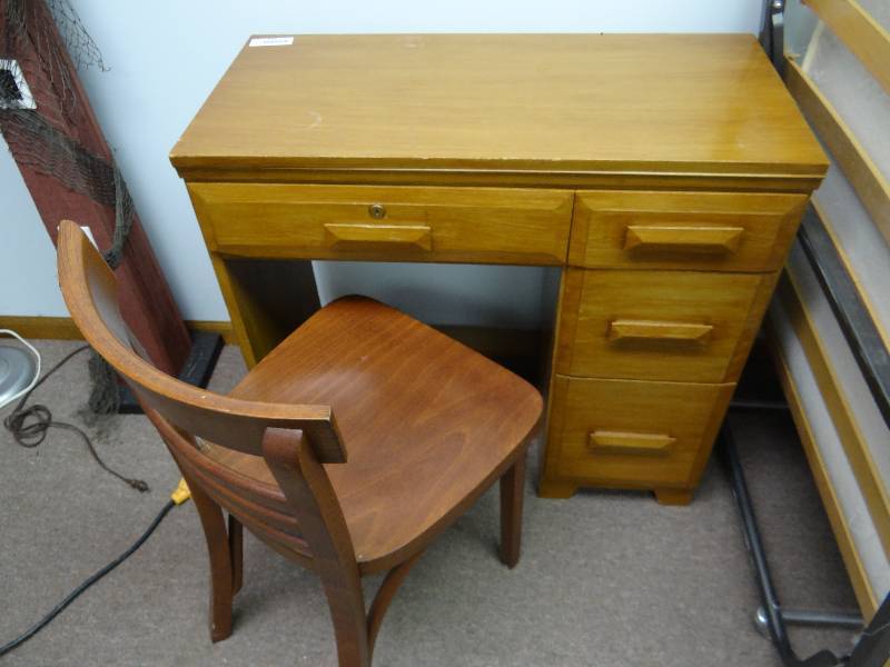 lot 2514 image: Solid Light Work 4 Drawer Desk w Seating Chair