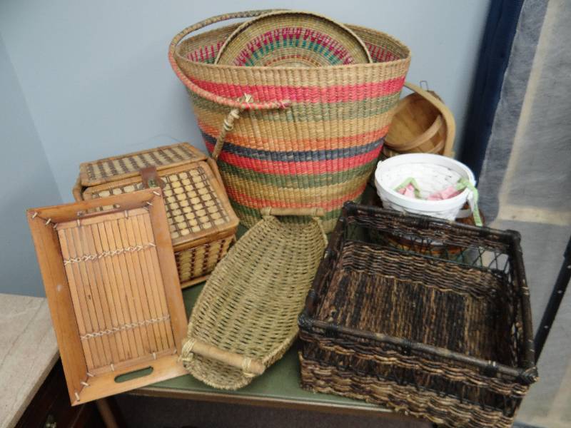lot 2520 image: Large Assorted Lot of Hand Made Wicker Baskets