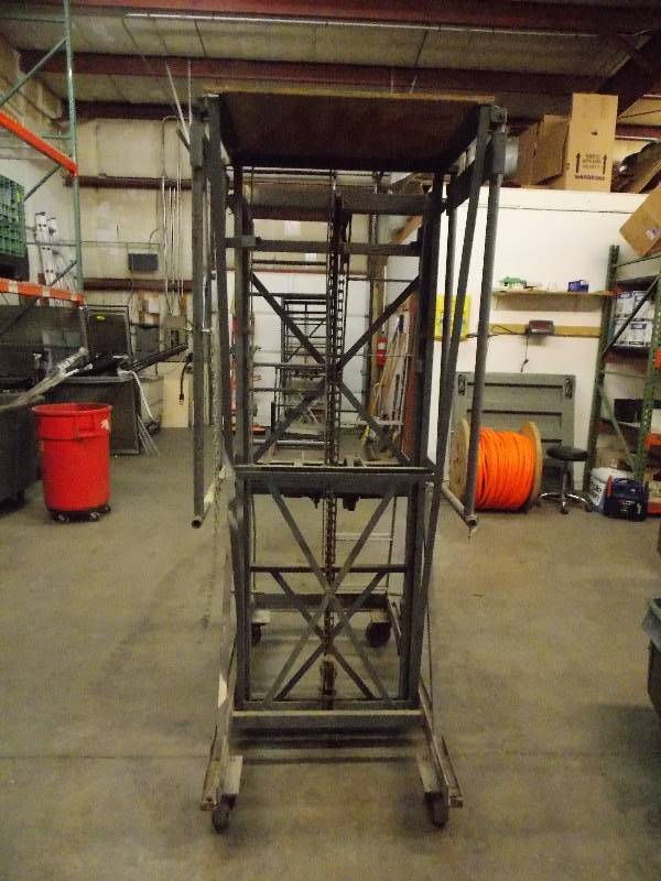lot 104 image: Man Lift