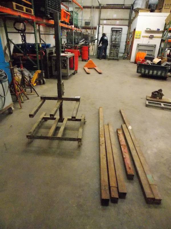 lot 113 image: Material Handling Stand