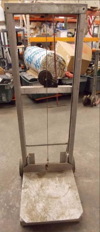 lot 125 image: Material Platform Lift