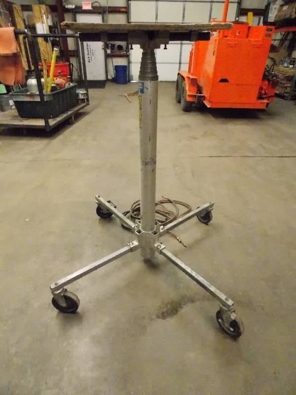lot 140 image: Genie Pneumatic Hoist