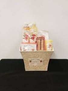 lot 5466 image: floral delights spa gift set factory sealed