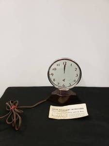 lot 5485 image: desk clock plugged in and hear a sound