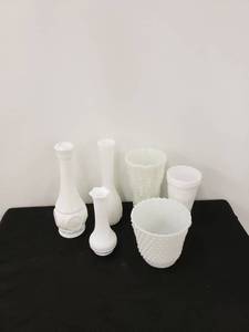 lot 5506 image: lit of white glass vases