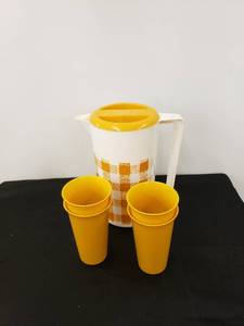 lot 5538 image: retro pitcher wcups