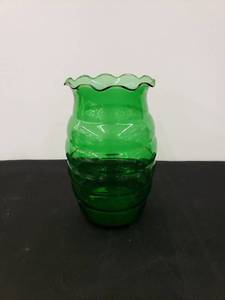 lot 5546 image: Green vase