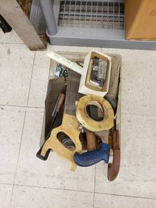 lot 5557 image: tote of garage items