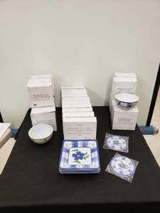 lot 5561 image: lot of plastic bowlsplates some NIB