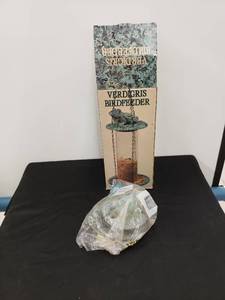 lot 5596 image: birdfeeder missing cylinder