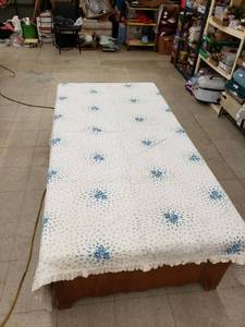 lot 5601 image: twin size blue flowered quilt