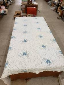 lot 5602 image: twin size blue flowered quilt