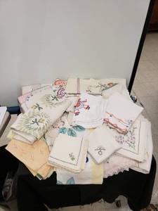 lot 5610 image: lot of hand stitched doiliestable clothes & scarvesnapkins