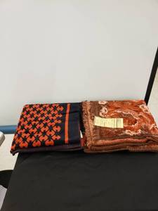 lot 5644 image: pair retro bath towels wtags