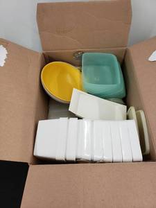 lot 5650 image: lot of tupperware