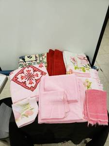 lot 5653 image: lot of pinkred towels