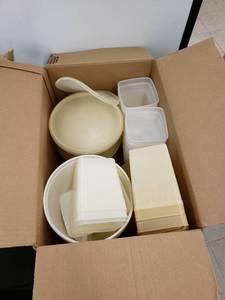 lot 5655 image: lot of tupperware
