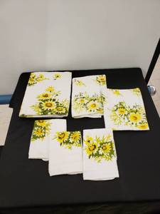 lot 5662 image: lot of yellow flower towels
