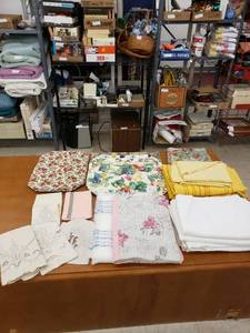 lot 5669 image: lot of table clothsplacematsnapkins