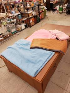 lot 5676 image: lot of blankets
