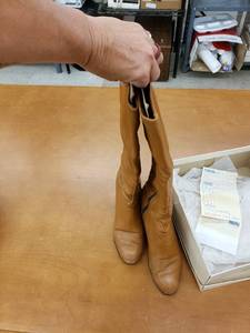lot 5690 image: pair brown boots sz 9 12 wbox