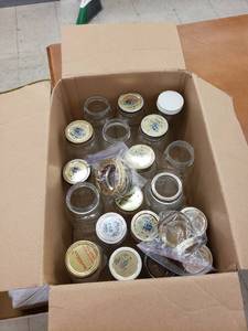 lot 5721 image: lot of canning jarslids