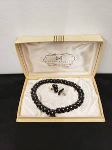 lot 5764 image: vintage chokerearrings set in 5th Avenue box