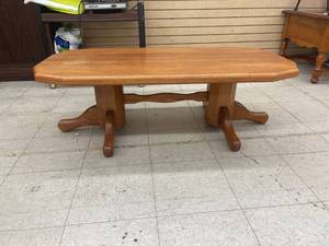 lot 8502 image: solid wood coffee table