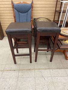 lot 8514 image: 2 tall bar stools