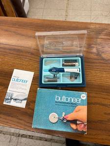 lot 8521 image: buttoneer