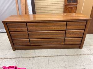 lot 8522 image: 9 drawer dresser
