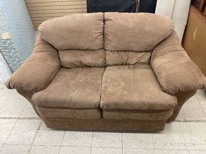 lot 8534 image: tan love seat