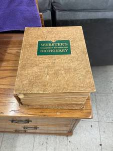 lot 8565 image: 1957 Webster dictionary
